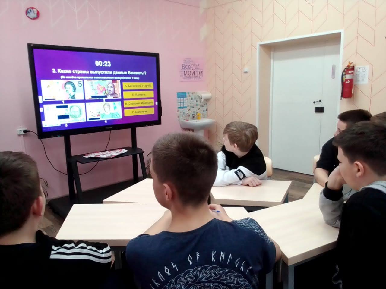 Проведение занятий в форме игры.