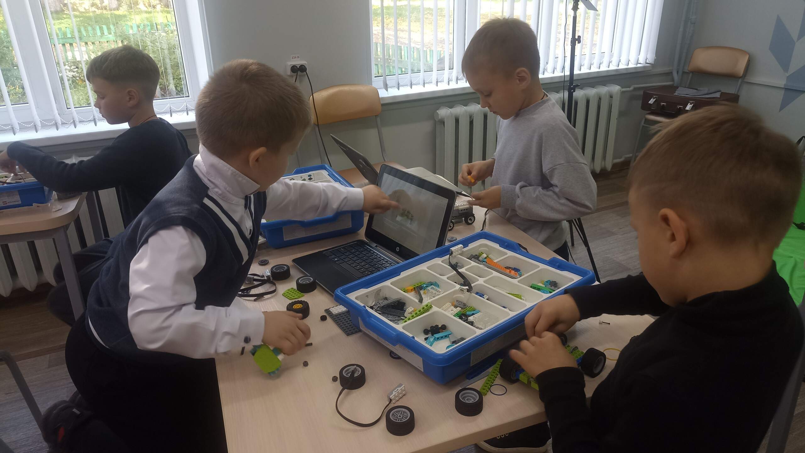 Юные механики в деле на занятии Робо-клуб